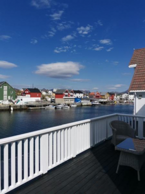 Brygge på kaikanten i Henningsvær